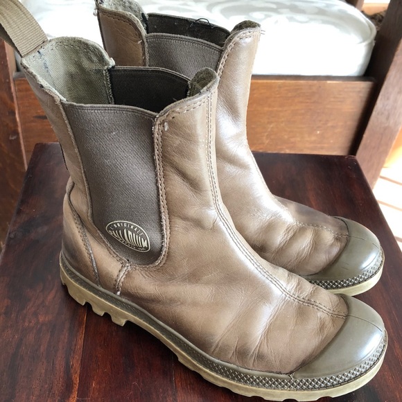 Palladium leather laceless boots
Size 6 1/2 - Picture 2 of 5